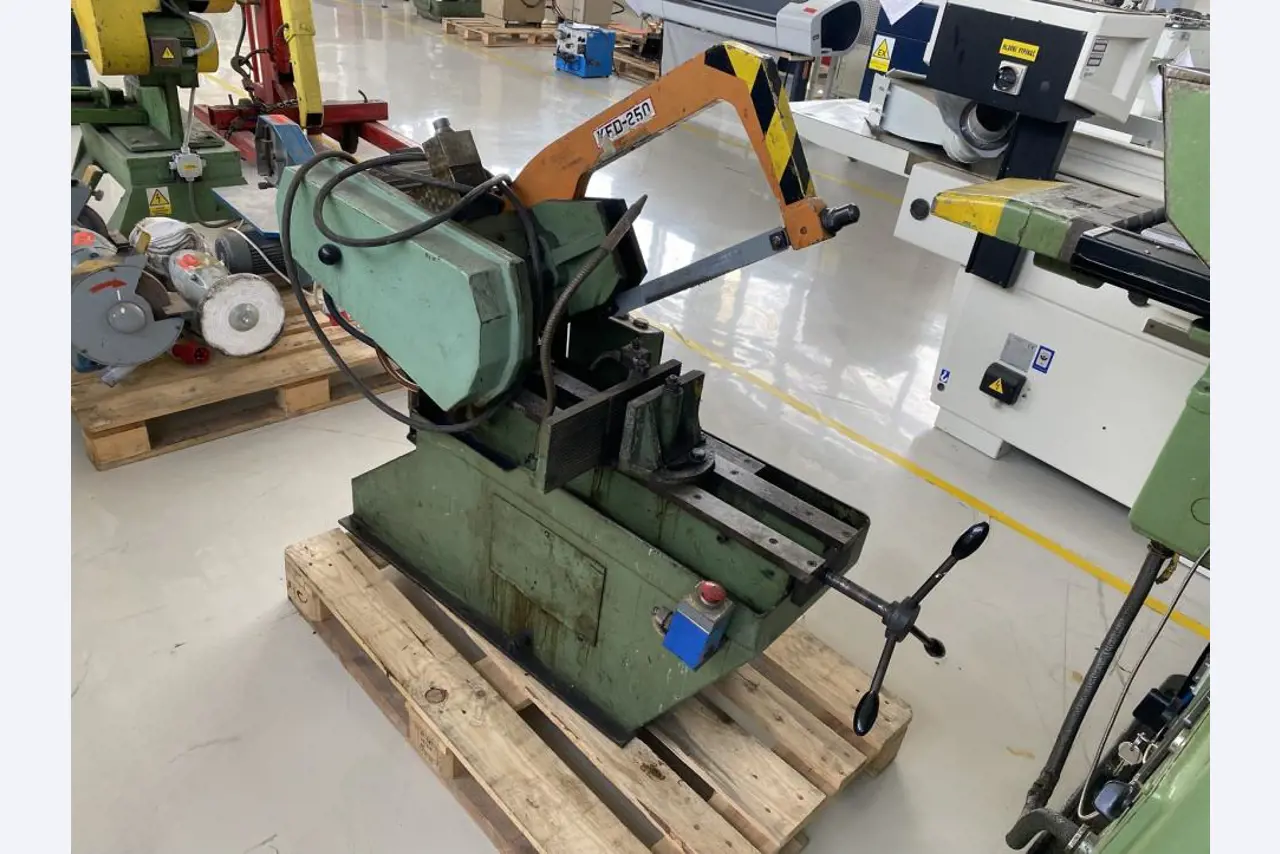 Kovoobrábecí stroje a pracovní obuv-2